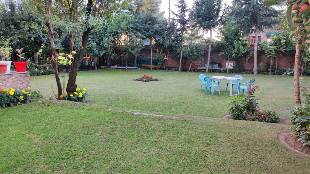 Srīnagar The Clover Inn מראה חיצוני תמונה