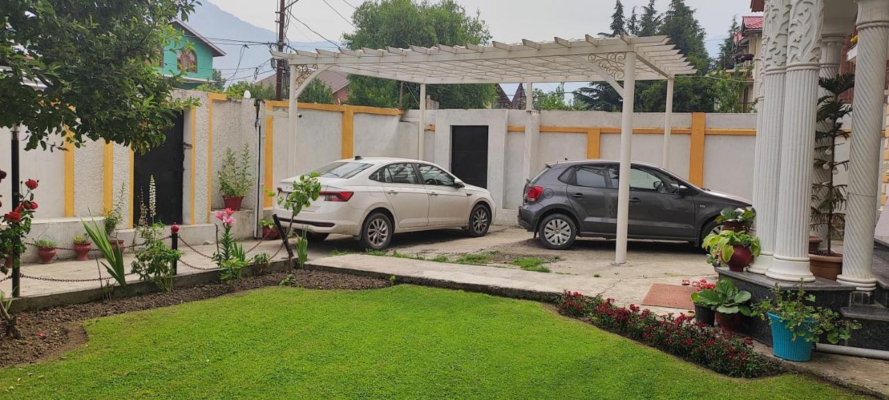 Srīnagar The Clover Inn מראה חיצוני תמונה