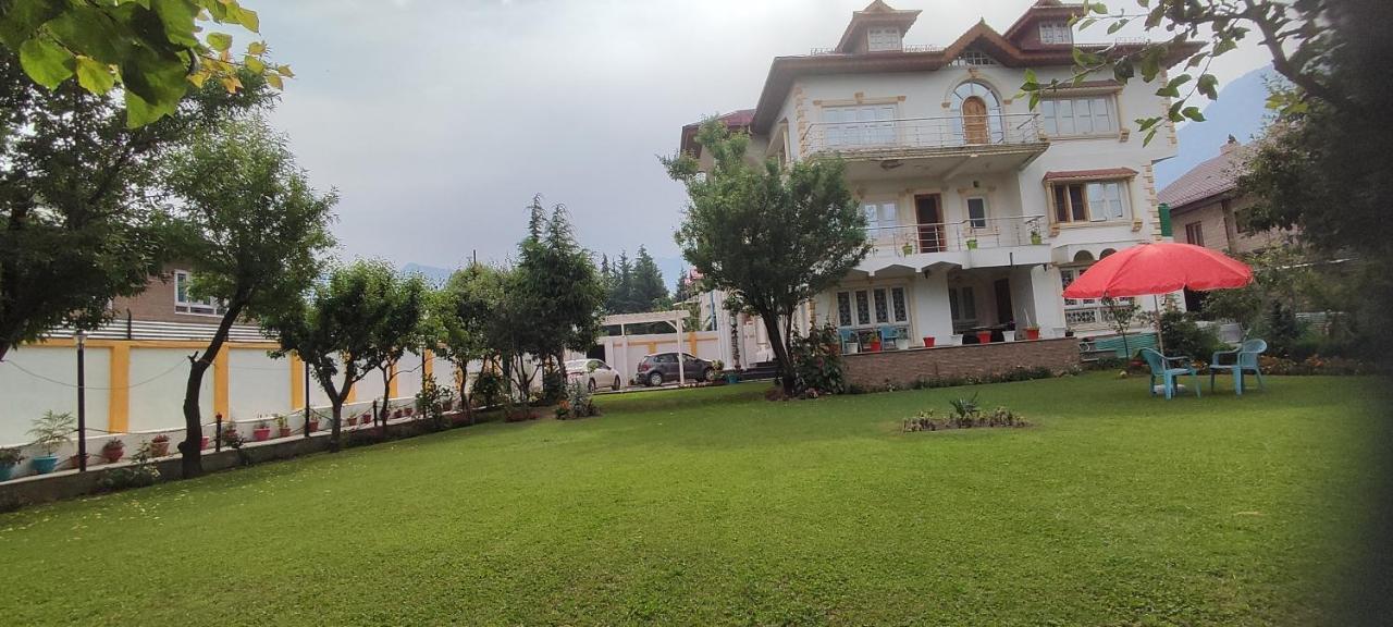 Srīnagar The Clover Inn מראה חיצוני תמונה