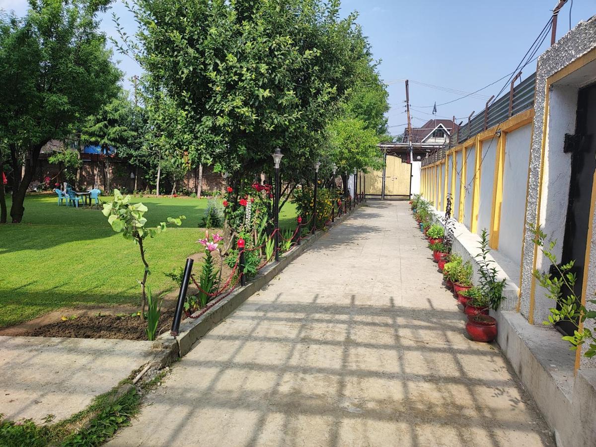 Srīnagar The Clover Inn מראה חיצוני תמונה