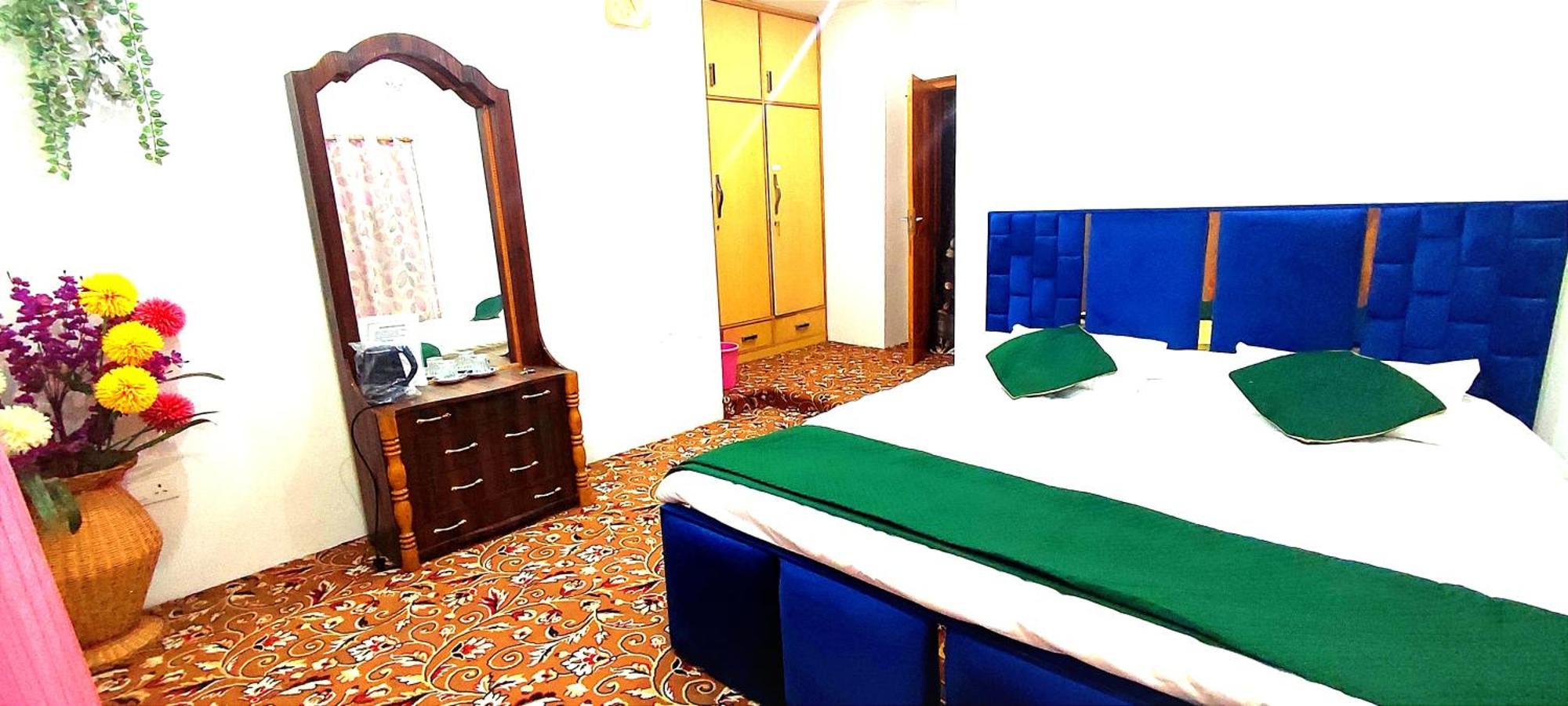 Srīnagar The Clover Inn מראה חיצוני תמונה