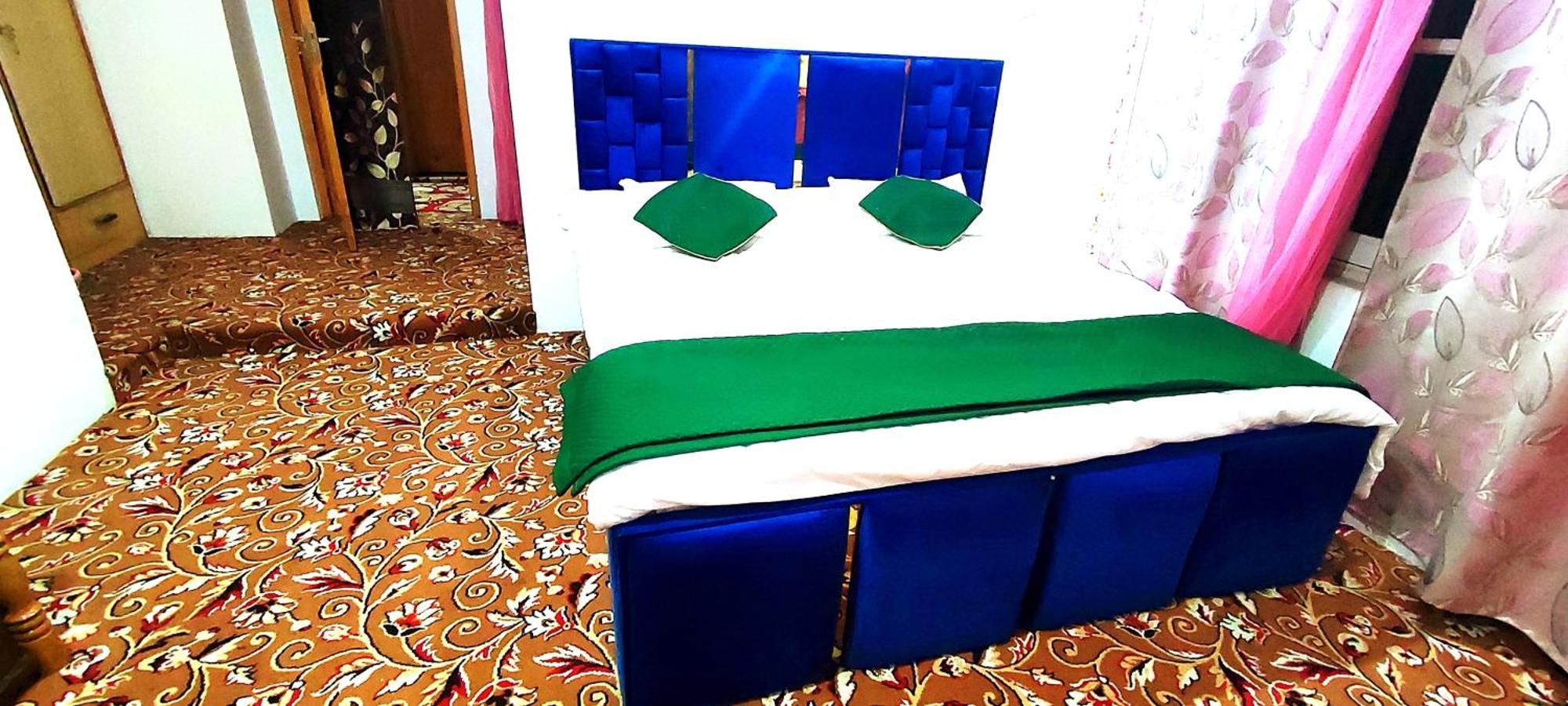 Srīnagar The Clover Inn מראה חיצוני תמונה