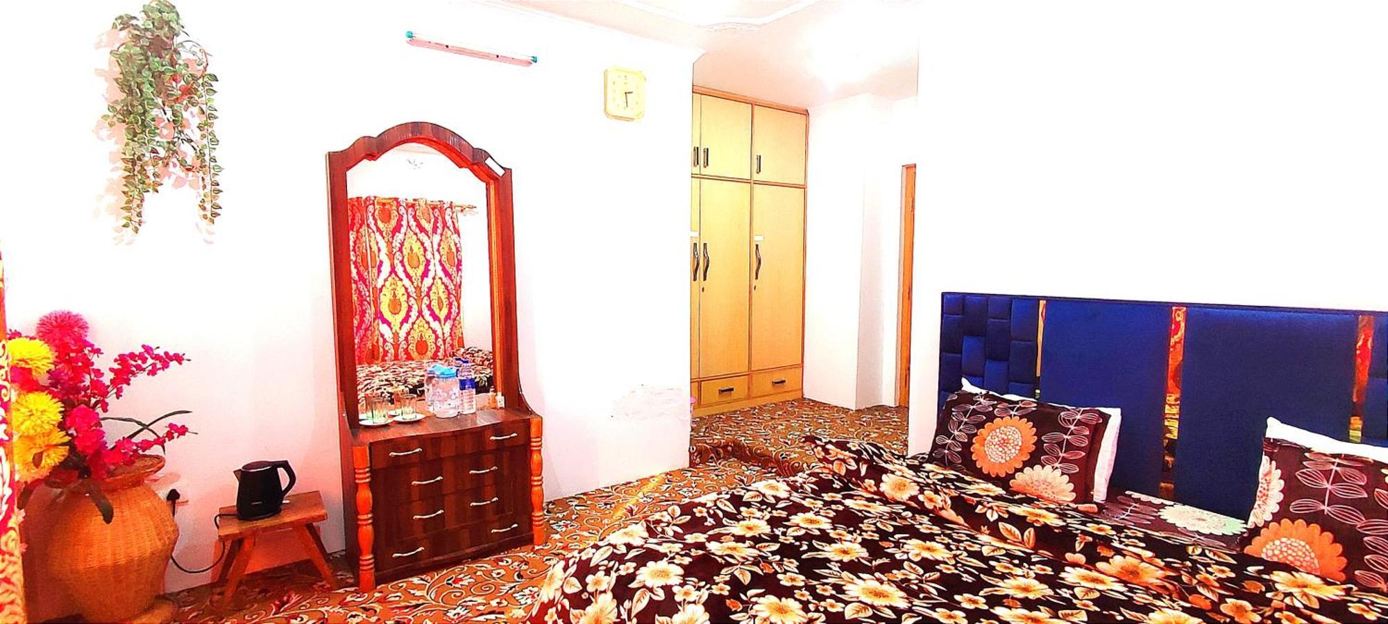 Srīnagar The Clover Inn מראה חיצוני תמונה